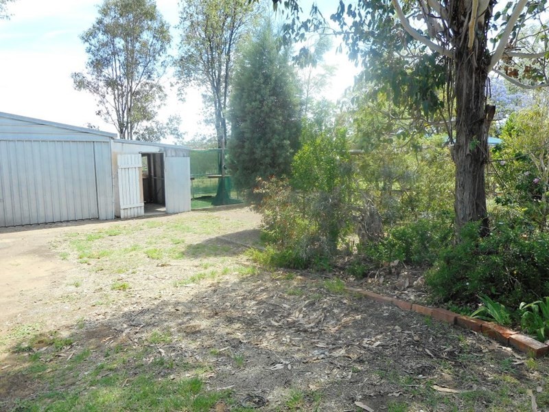 8 Deakin Crescent, Nanango QLD 4615