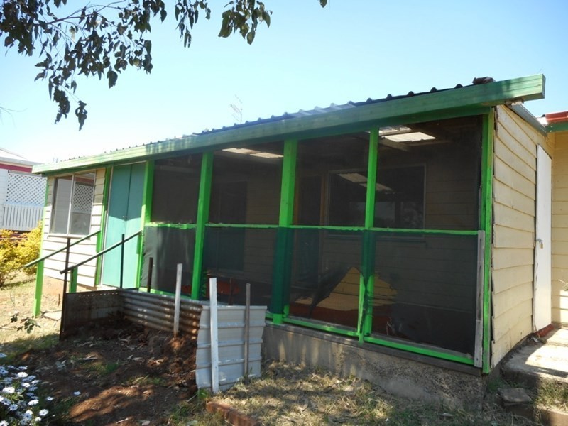 8 Deakin Crescent, Nanango QLD 4615