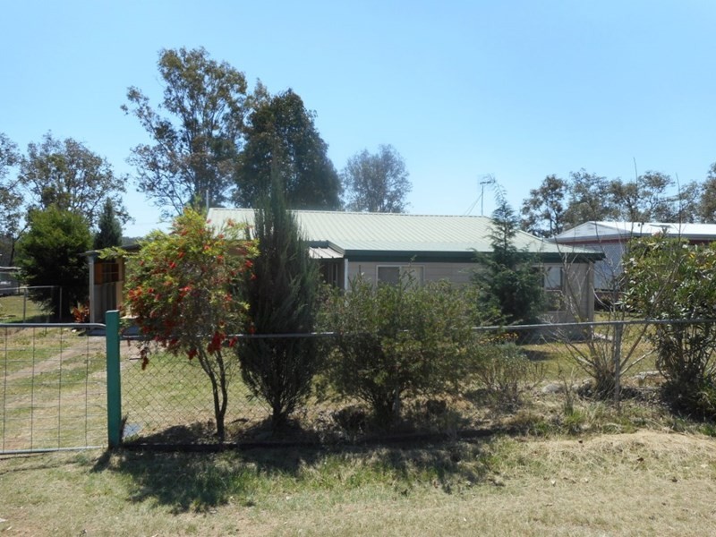 8 Deakin Crescent, Nanango QLD 4615