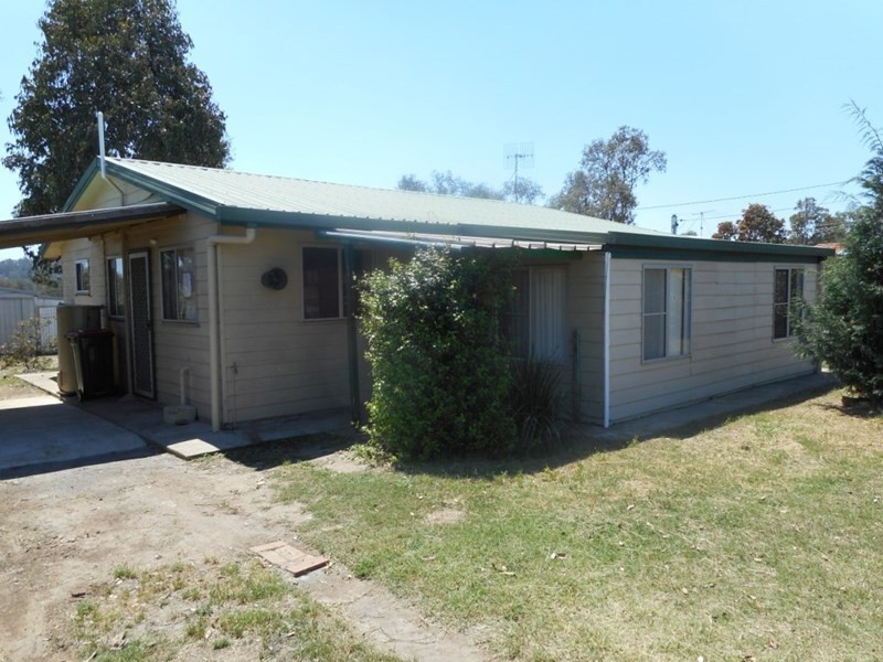 8 Deakin Crescent, Nanango QLD 4615