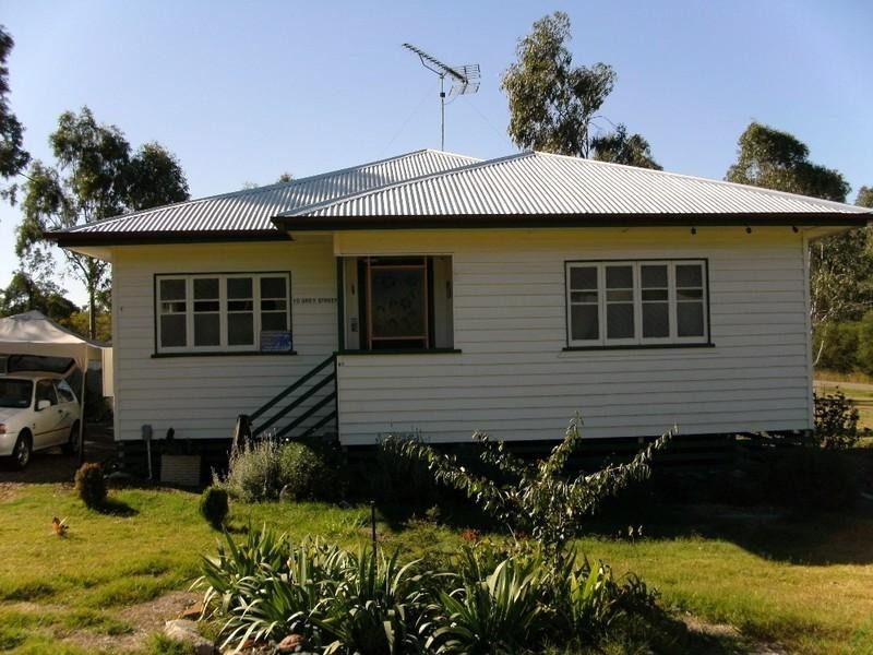 10 Grey Street, Nanango QLD 4615