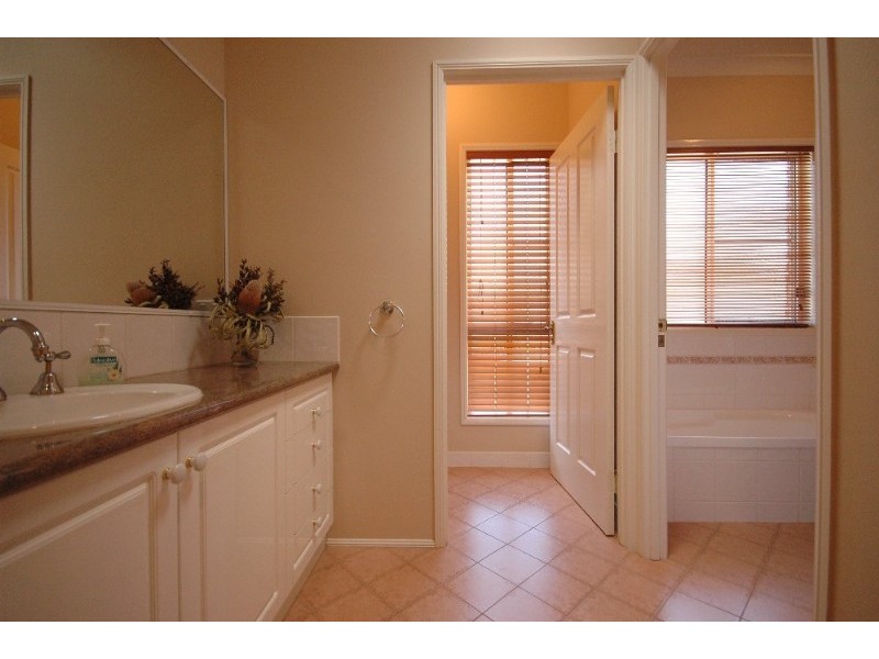 1 Purnawilla Court, Middle Ridge QLD 4350