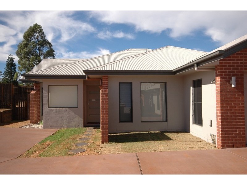2/11 Susie Court, Highfields QLD 4352