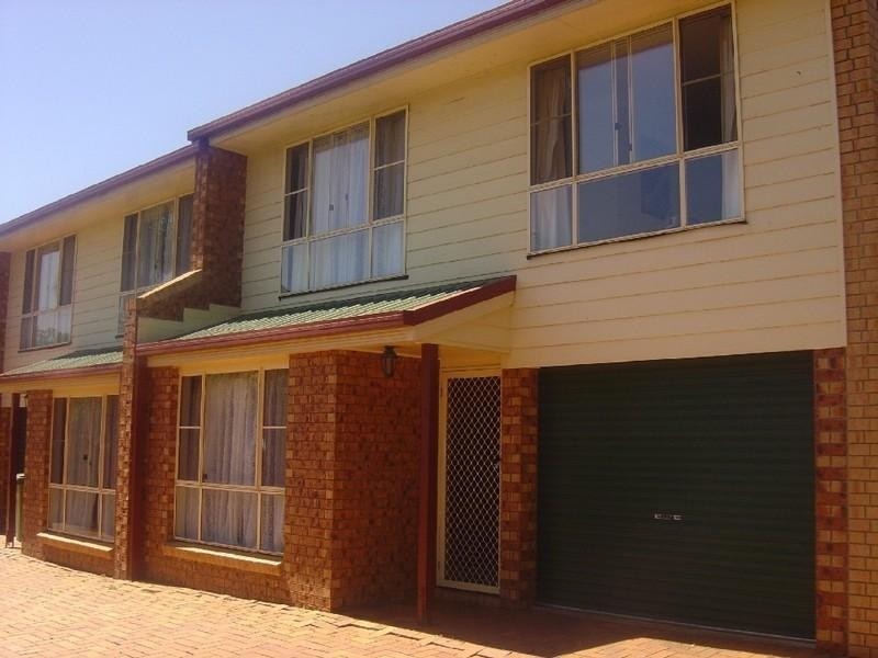 2/355 Tor Street, Newtown QLD 4350