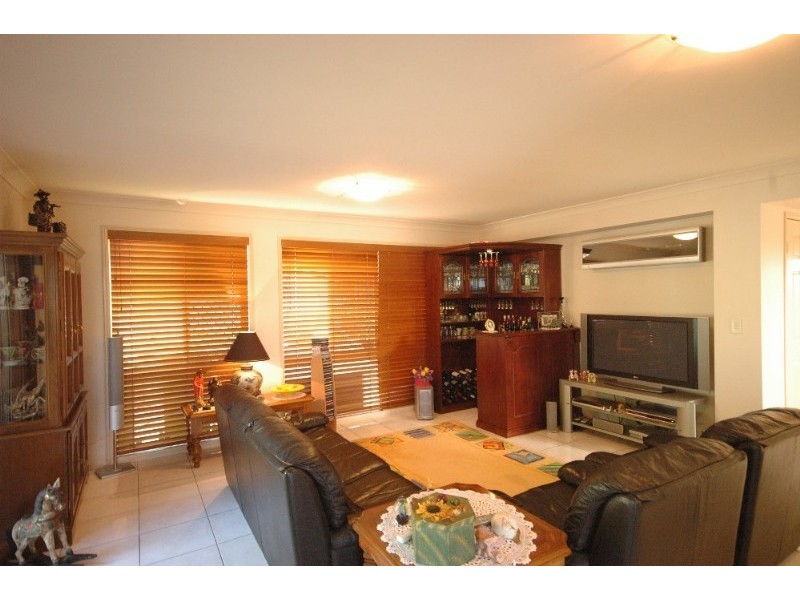 6 Woodlands Close, Middle Ridge QLD 4350