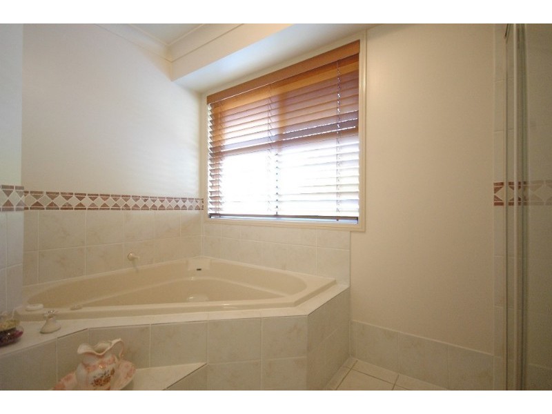 6 Woodlands Close, Middle Ridge QLD 4350