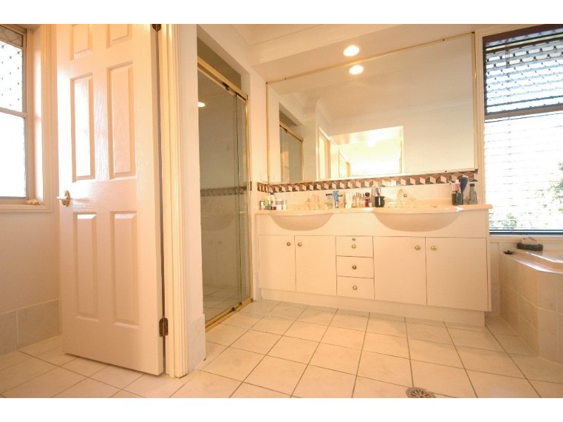 6 Woodlands Close, Middle Ridge QLD 4350