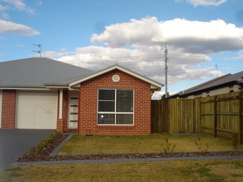 2/6 Sambar Court, Kearneys Spring QLD 4350