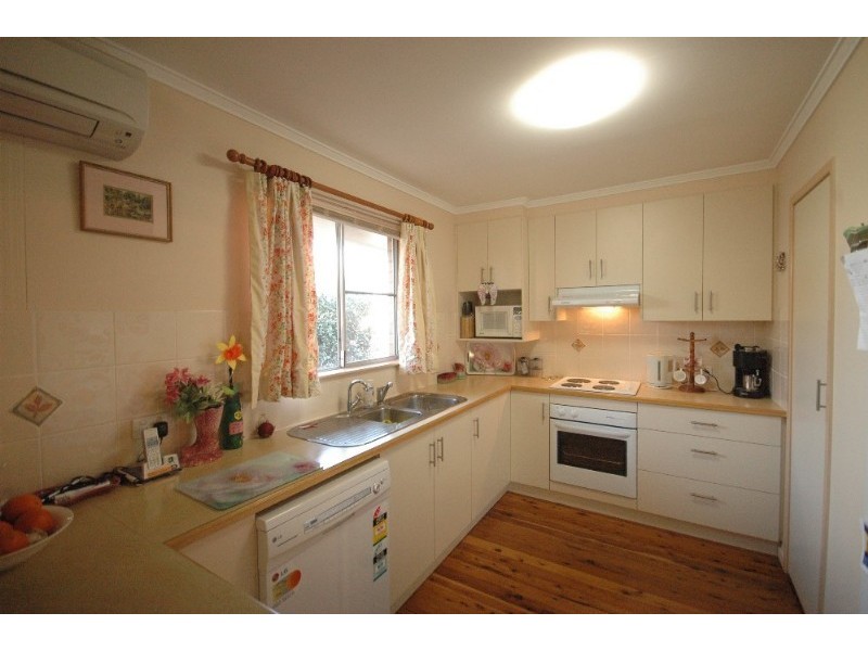 16 Wentworth Street, Centenary Heights QLD 4350