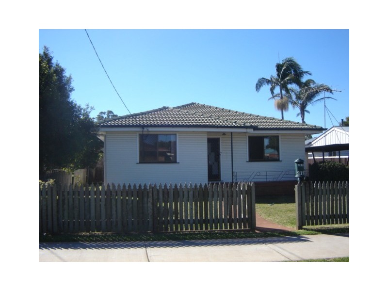 219 North Street, Rockville QLD 4350