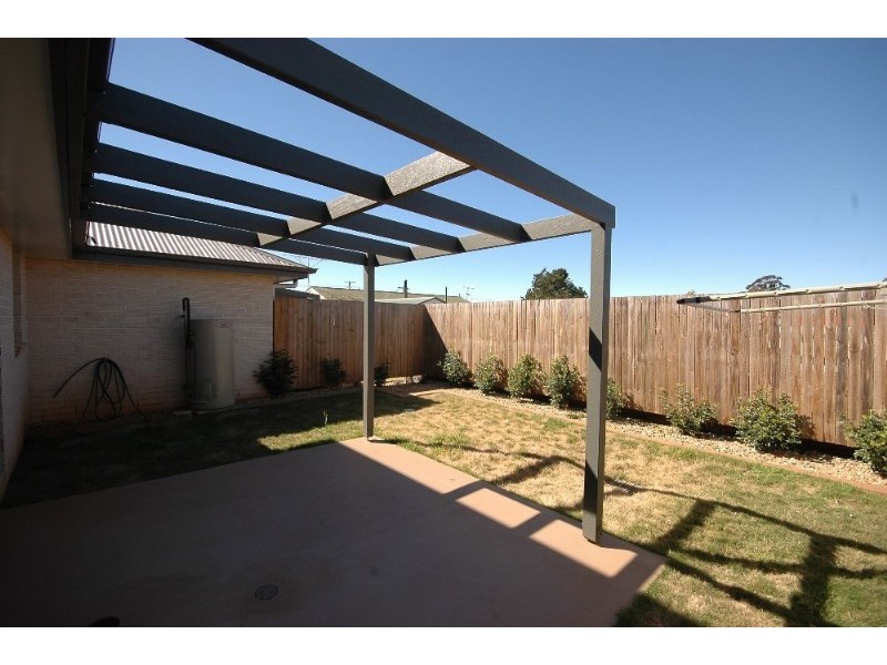 4/8 Gatfield Street, Newtown QLD 4350