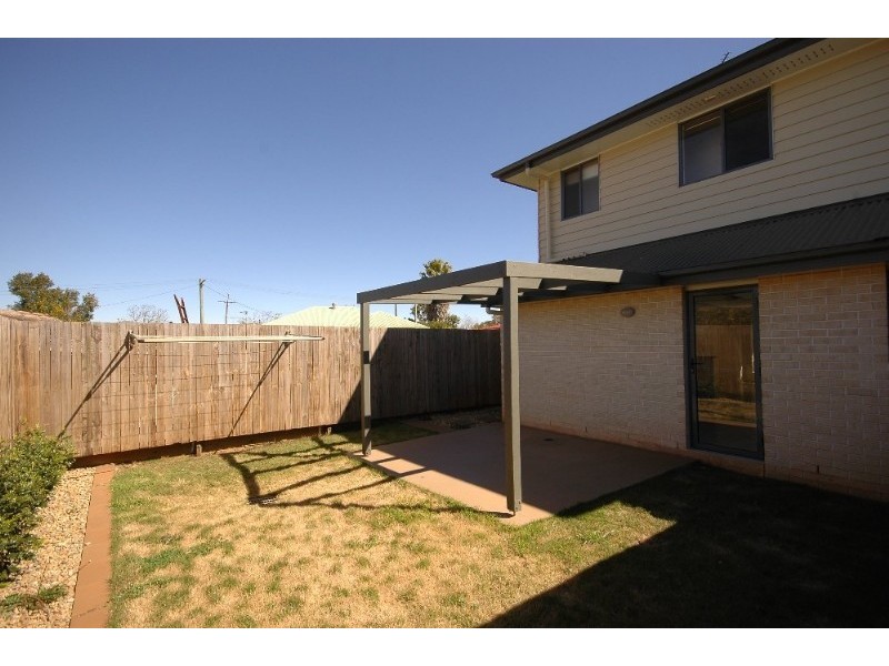 4/8 Gatfield Street, Newtown QLD 4350