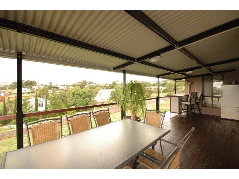 1 Windemere Terrace, Mount Lofty QLD 4350