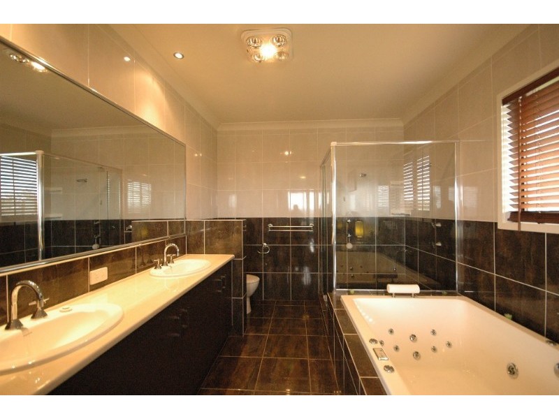 1 Windemere Terrace, Mount Lofty QLD 4350
