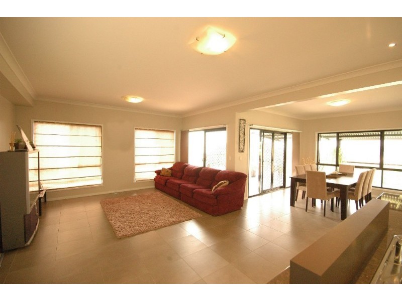 1 Windemere Terrace, Mount Lofty QLD 4350