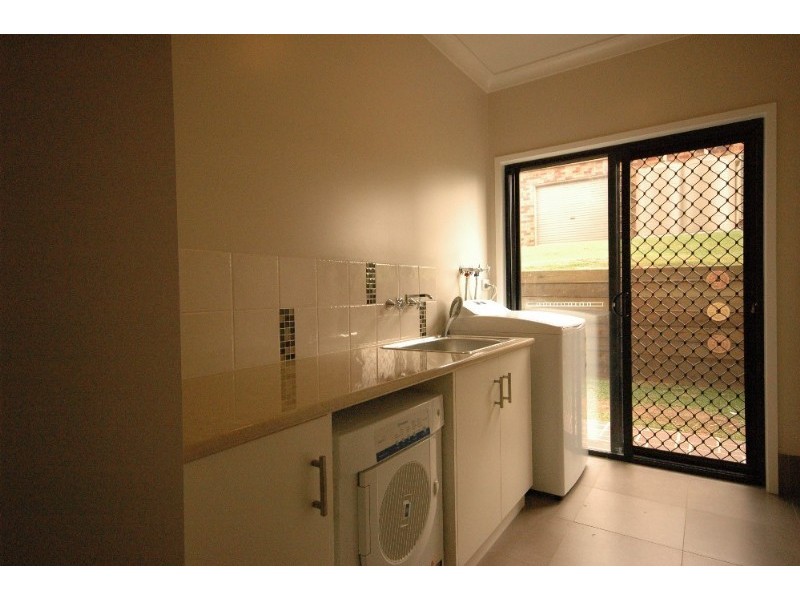 1 Windemere Terrace, Mount Lofty QLD 4350