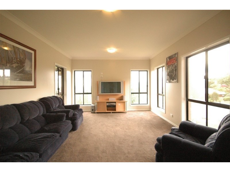 1 Windemere Terrace, Mount Lofty QLD 4350