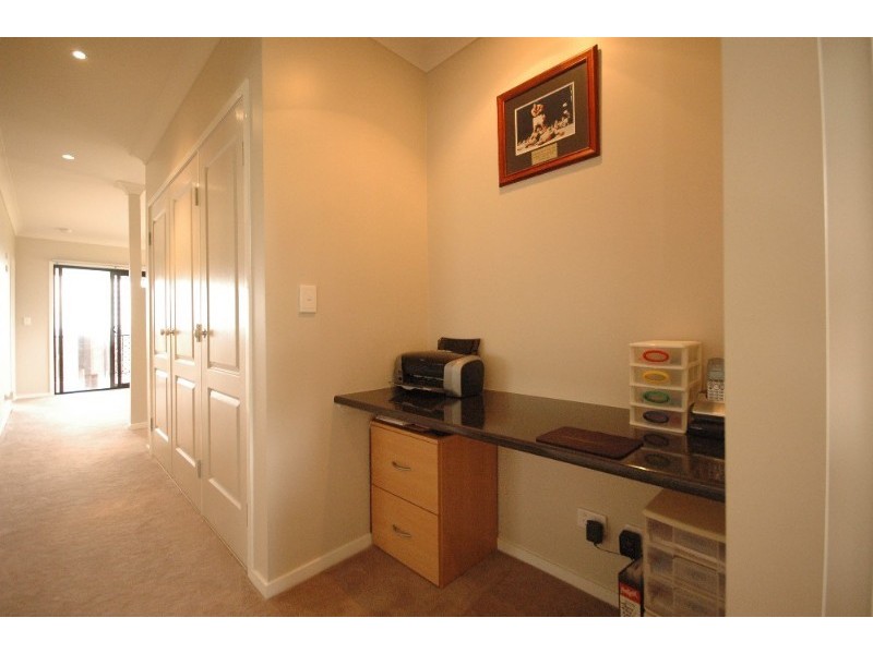 1 Windemere Terrace, Mount Lofty QLD 4350