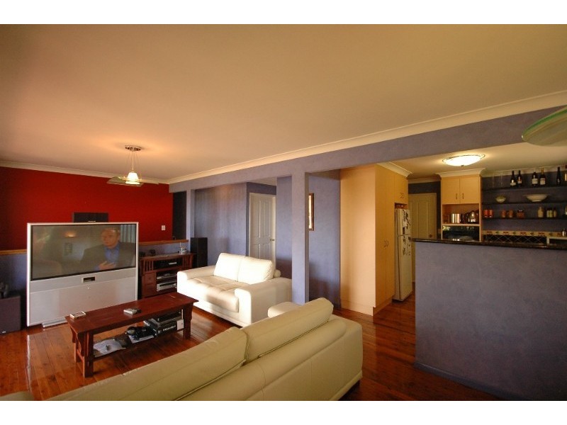 10 Beck Street, Mount Lofty QLD 4350