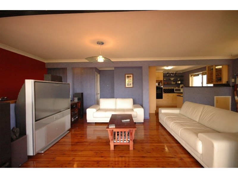 10 Beck Street, Mount Lofty QLD 4350