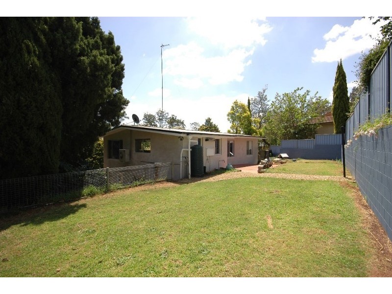 10 Beck Street, Mount Lofty QLD 4350