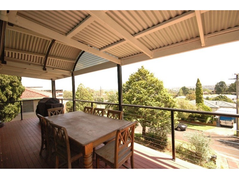 10 Beck Street, Mount Lofty QLD 4350