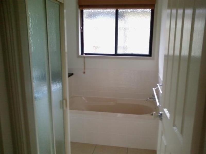 6 Wareena Crescent, Glenvale QLD 4350