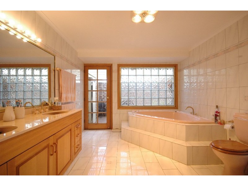 7 Birdland Drive, Glenvale QLD 4350