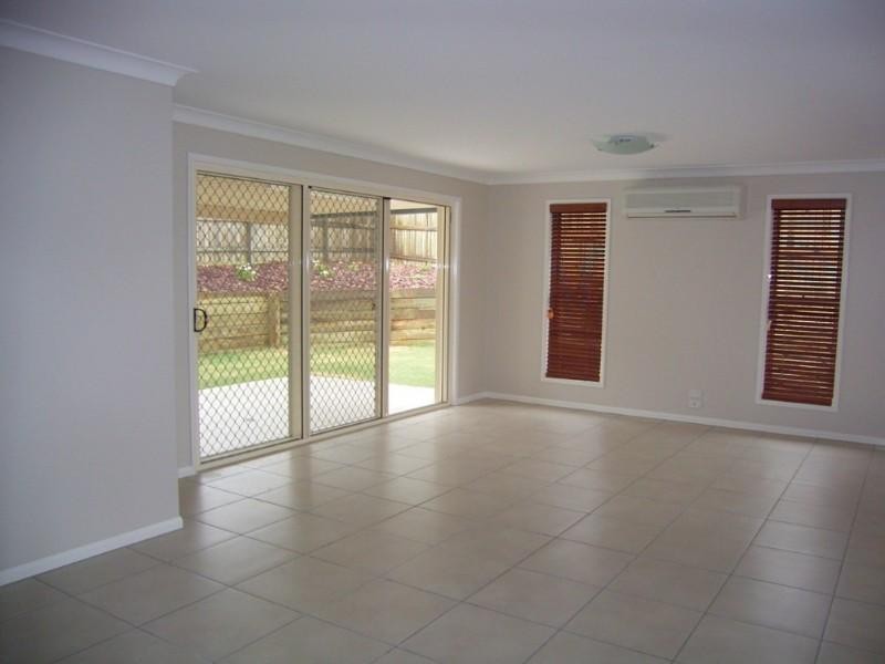 2/28 Sambar Court, Kearneys Spring QLD 4350