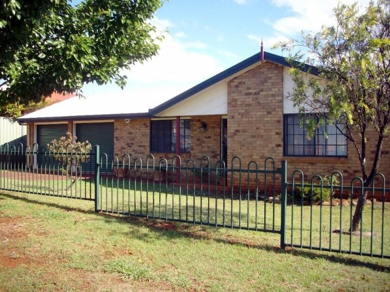 8 Stoneyhurst Court, Glenvale QLD 4350