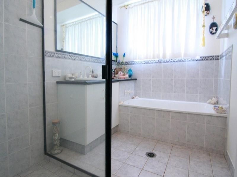 2 Carys Road, Glenvale QLD 4350