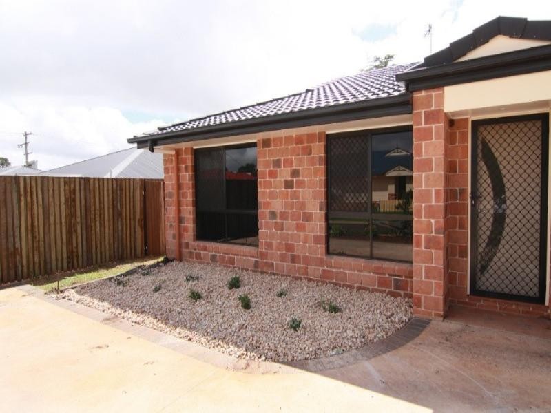1/4 Boxall Street, Newtown QLD 4350
