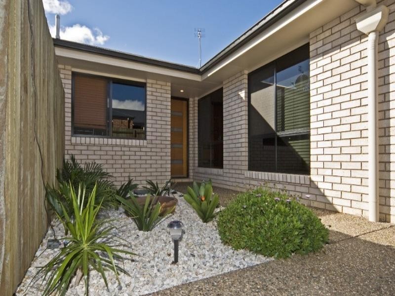 1&2/14 Sambar Court, Kearneys Spring QLD 4350