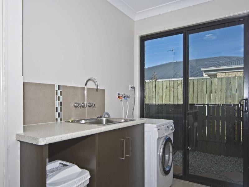 2/14 Sambar Court, Kearneys Spring QLD 4350
