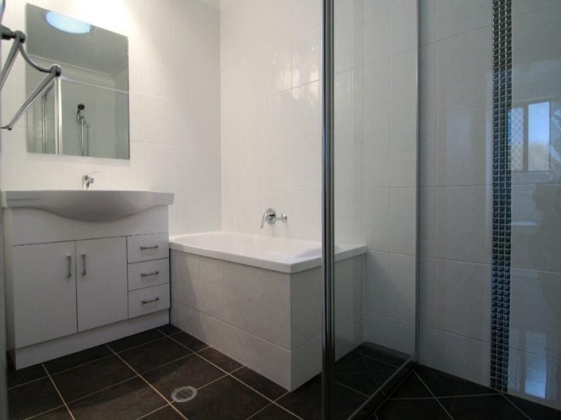 1/2 Boxall Street, Newtown QLD 4350