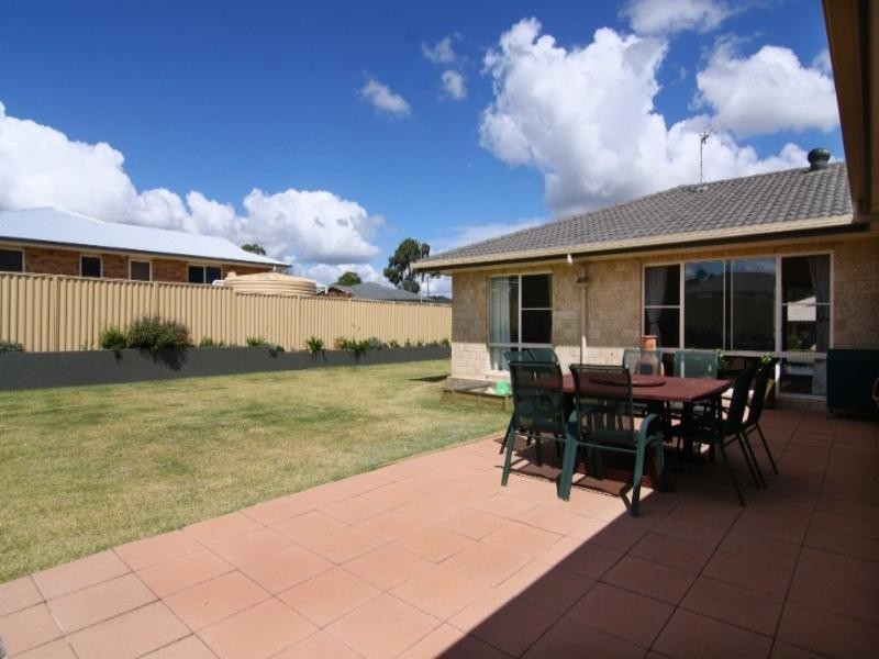 2 Schaefer Court, Westbrook QLD 4350