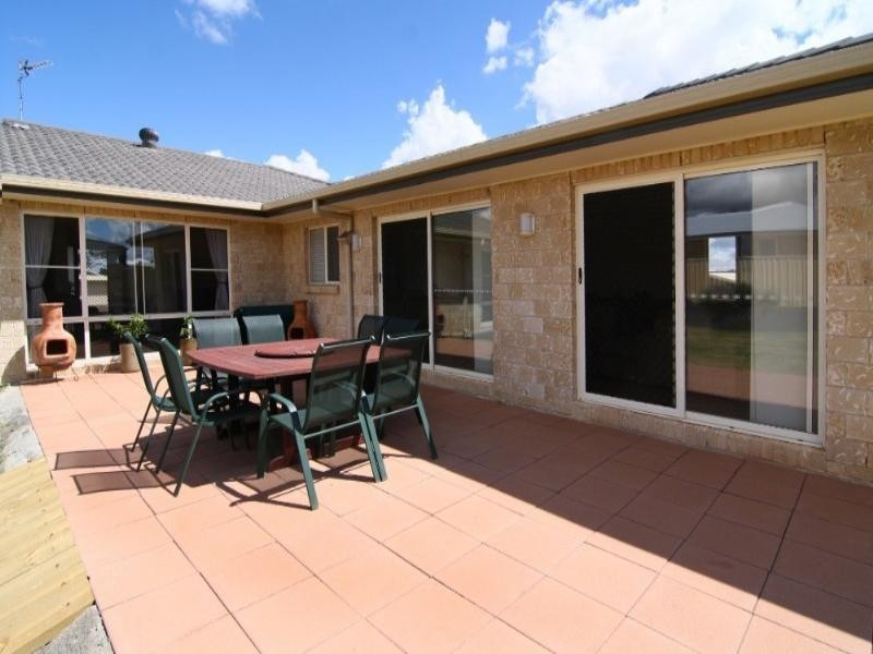 2 Schaefer Court, Westbrook QLD 4350