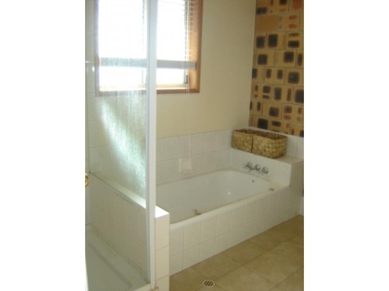 4/240 Spring Street, Middle Ridge QLD 4350