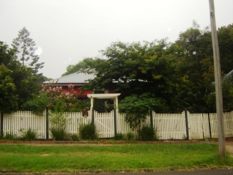 106 Stuart Street, Mount Lofty QLD 4350