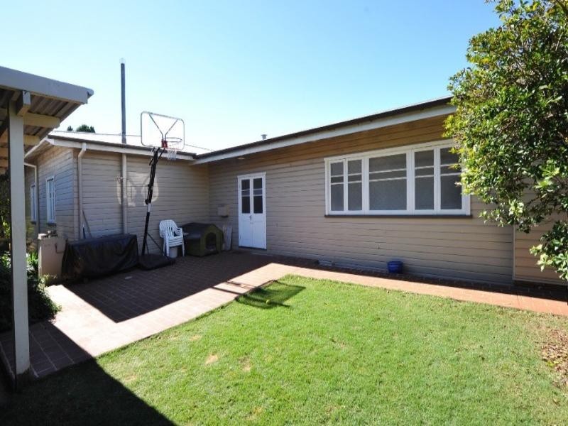 8 Crown Street, Rangeville QLD 4350