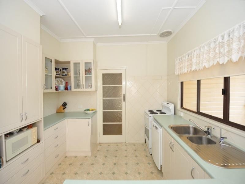 229 West Street, Harristown QLD 4350