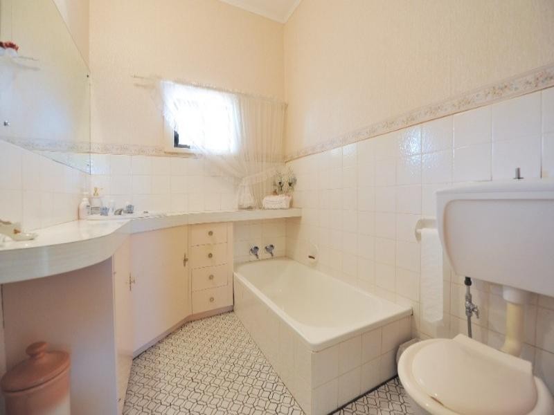 229 West Street, Harristown QLD 4350