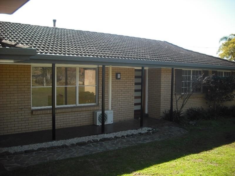 8 Outlook Crescent, Blue Mountain Heights QLD 4350