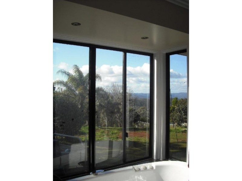 8 Outlook Crescent, Blue Mountain Heights QLD 4350