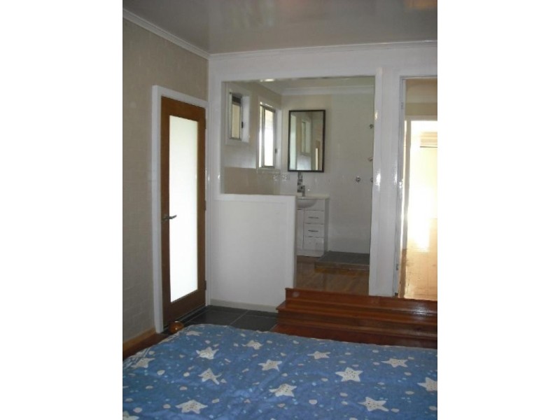 8 Outlook Crescent, Blue Mountain Heights QLD 4350