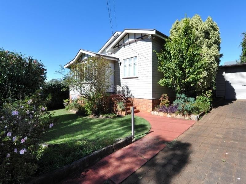 8 Crown Street, Rangeville QLD 4350