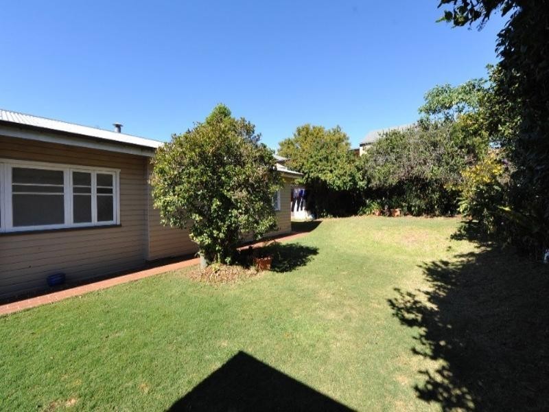 8 Crown Street, Rangeville QLD 4350