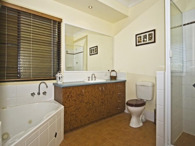 2 Huntingdale Court, Mount Lofty QLD 4350