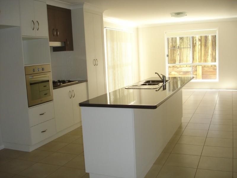 1/52B Llewellyn Street, Centenary Heights QLD 4350