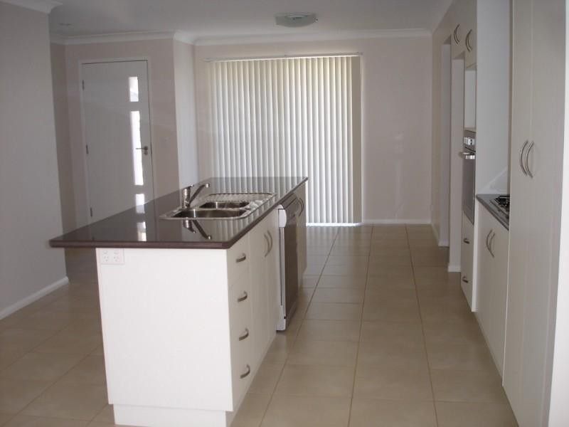 1/52B Llewellyn Street, Centenary Heights QLD 4350